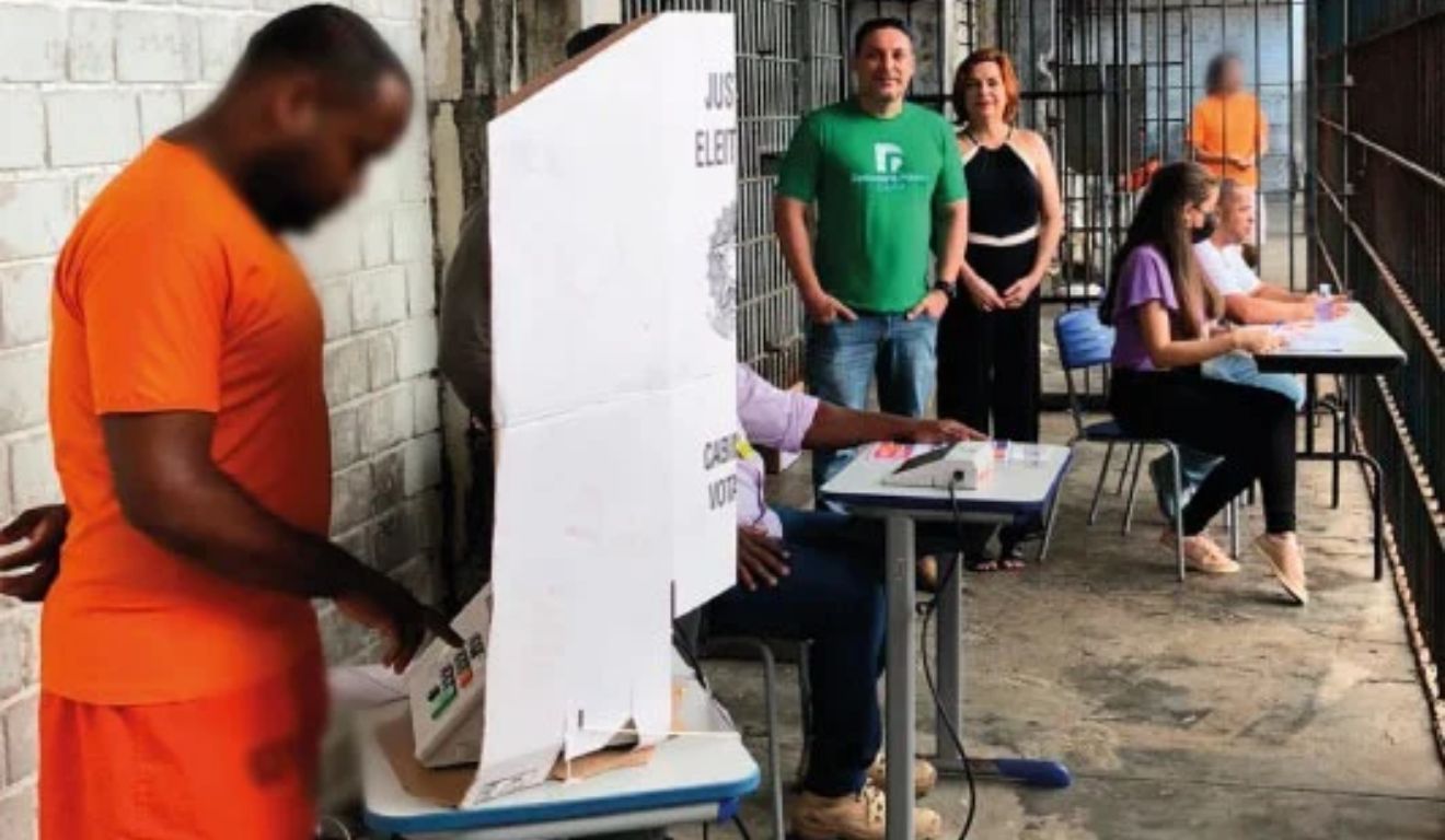 Presidiário vota em cabine eleitoral; presos provisórios têm direito a voto