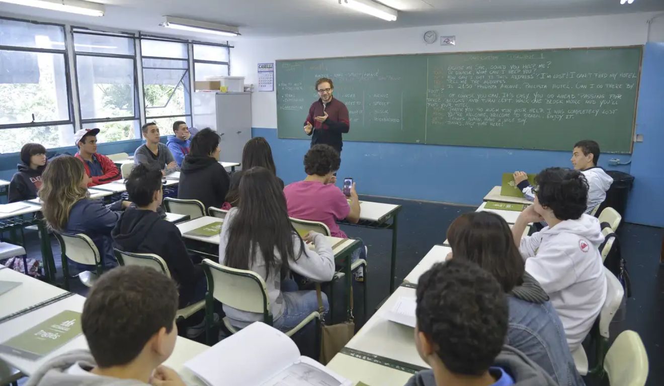 Professor e alunos em sala de aula; salário da categoria foi reajustado