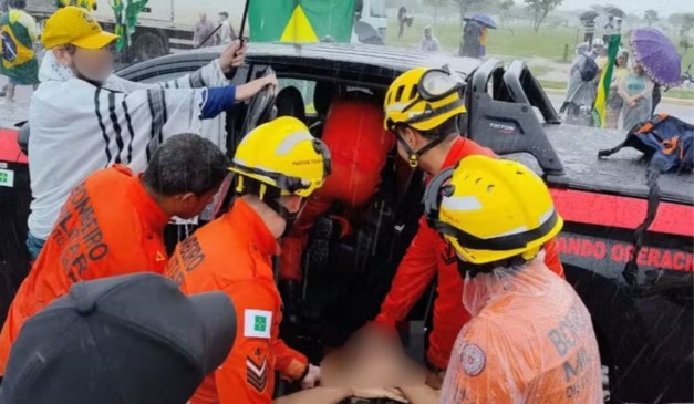 Bombeiros socorrem apoiador de Nikolas Ferreira, vítima de raio, em Brasília
