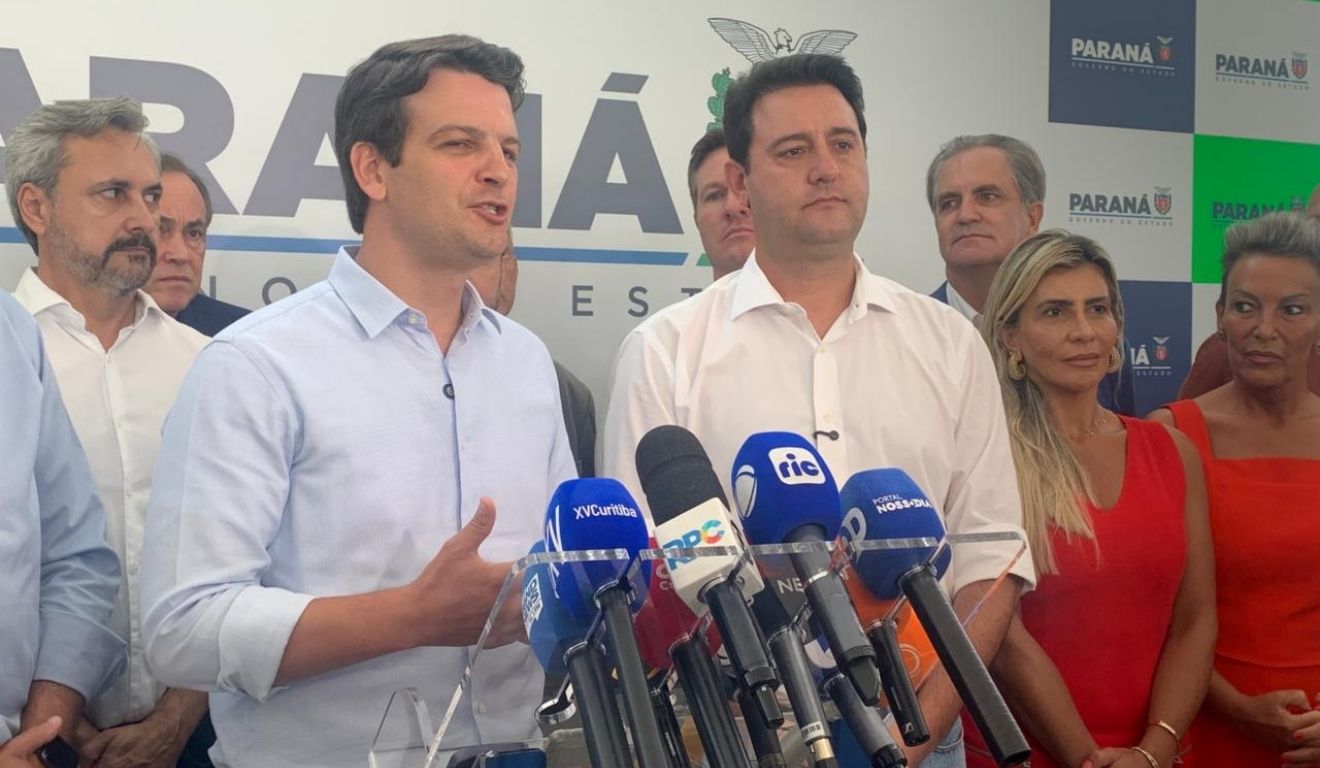 Prefeito de Curitiba, Eduardo Pimentel, e governador do Paraná, Ratinho Jr., em discurso. Ratinho apontou que partido terá candidato ao Governo do Paraná e defendeu projeto nacional para presidente.