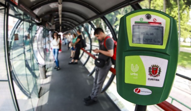 Estação-tubo em Curitiba; valor da passagem seguirá em R$ 6
