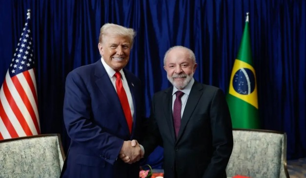 Donald Trump e Lula, após reunião na Malásia; Presidente dos Estados Unidos ameaça taxar novamente o Brasil