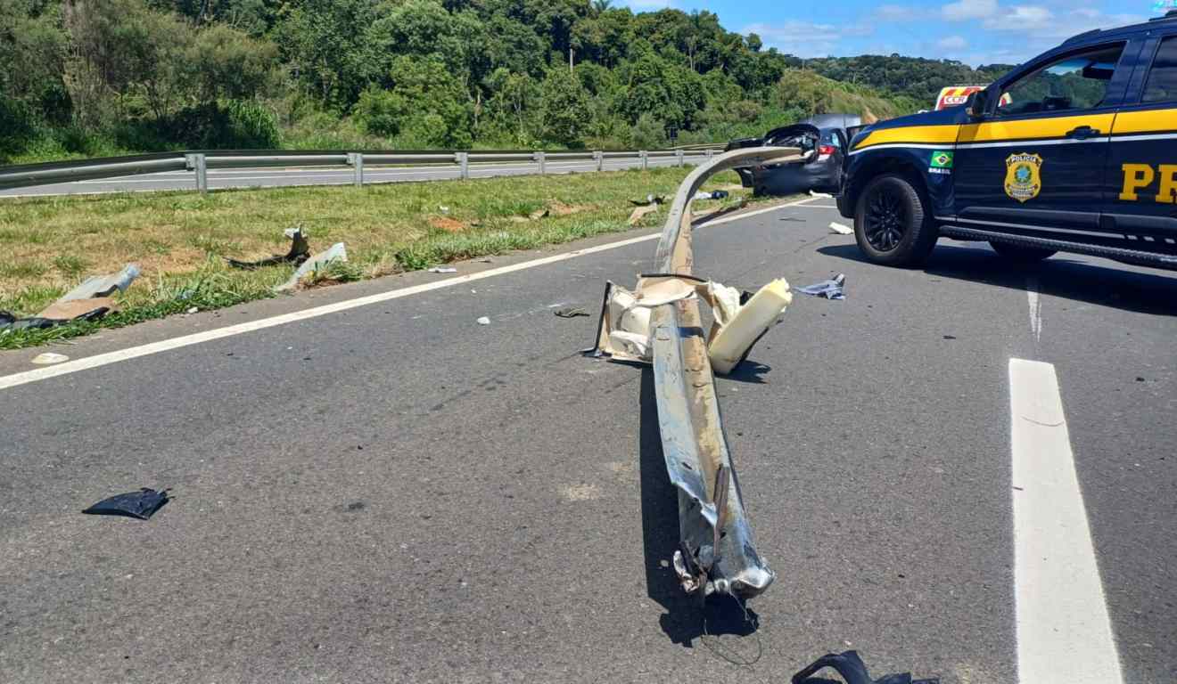Rodovia interditada após acidente com guard rail