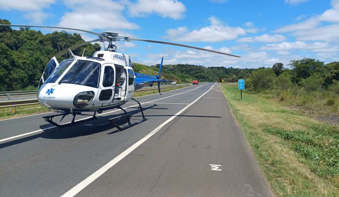 Helicóptero na BR-376 após acidente de carro de luxo com guard rail