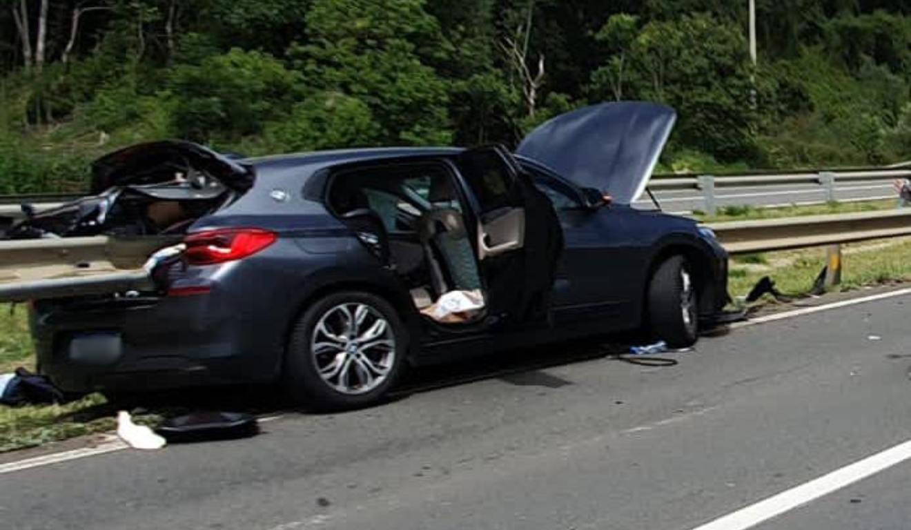 Carro após acidente com guard rail na BR-376