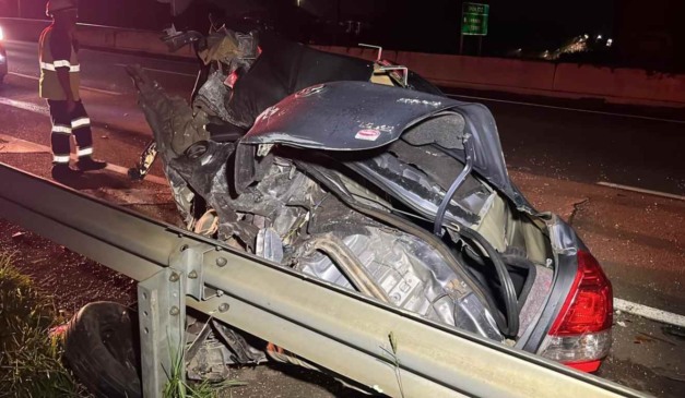 Carro totalmente prensado após acidente com caminhão