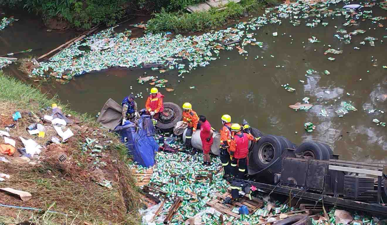 Caminhão tombado na BR-376