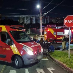 Bombeiros resgatando v&iacute;timas de acidente entre duas motos nas Merc&ecirc;s