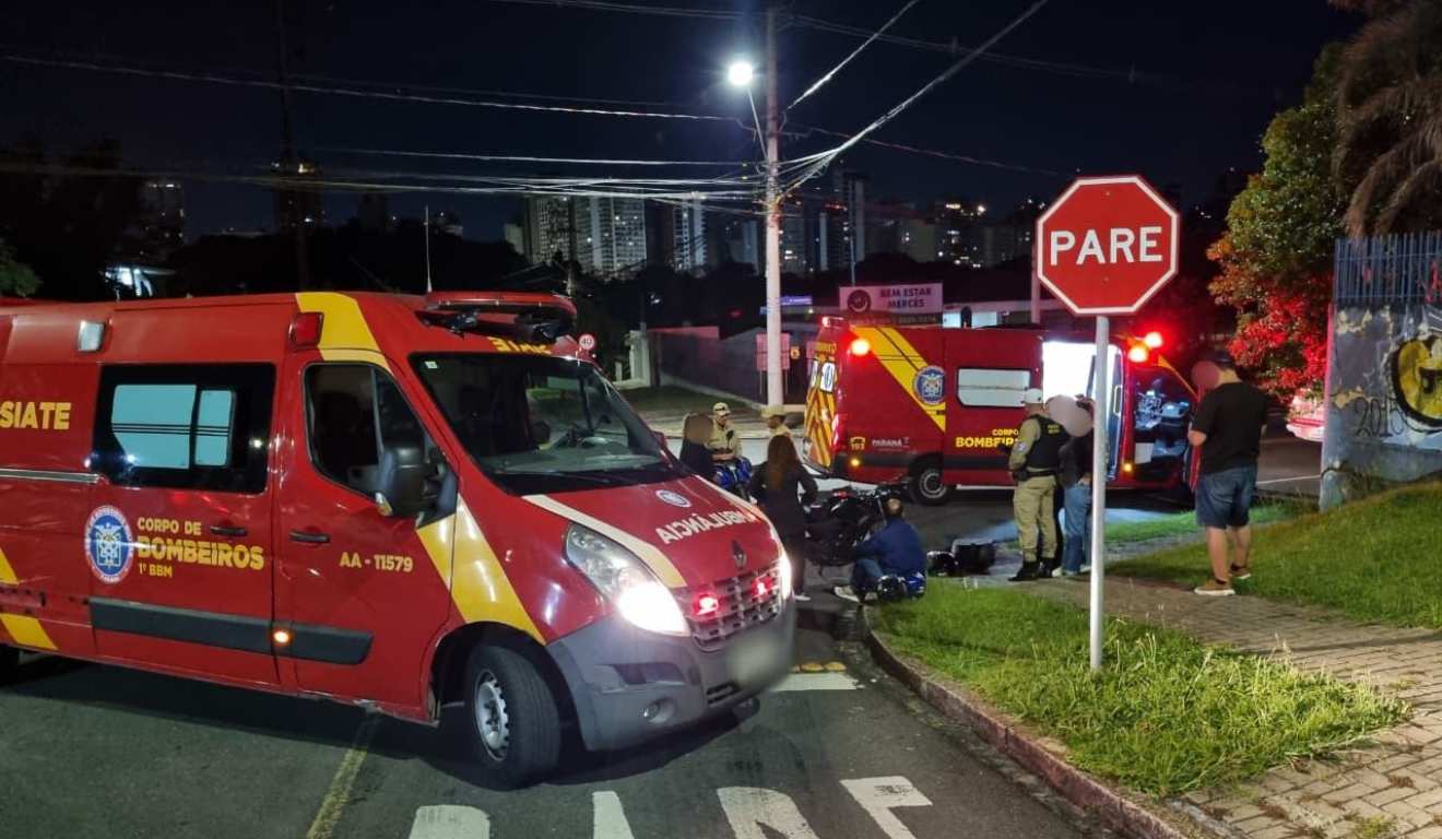 Bombeiros resgatando vítimas de acidente entre duas motos nas Mercês