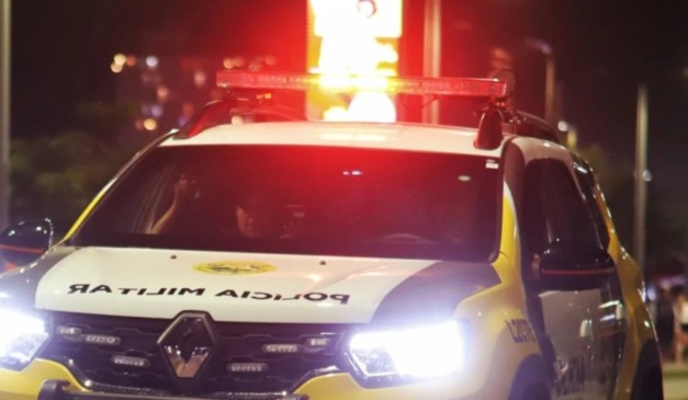 Viatura da PMPR durante operação a noite