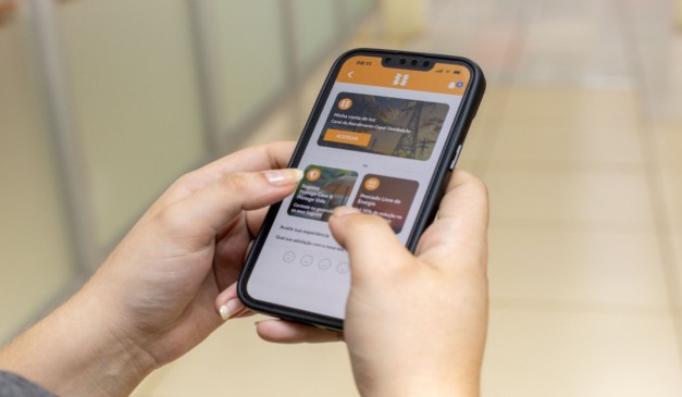 foto de celular com aplicativo da copel