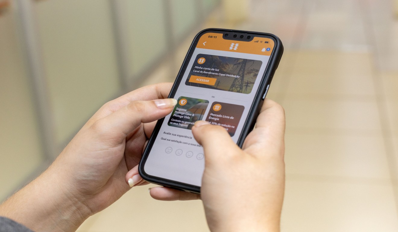 foto de celular com aplicativo da copel