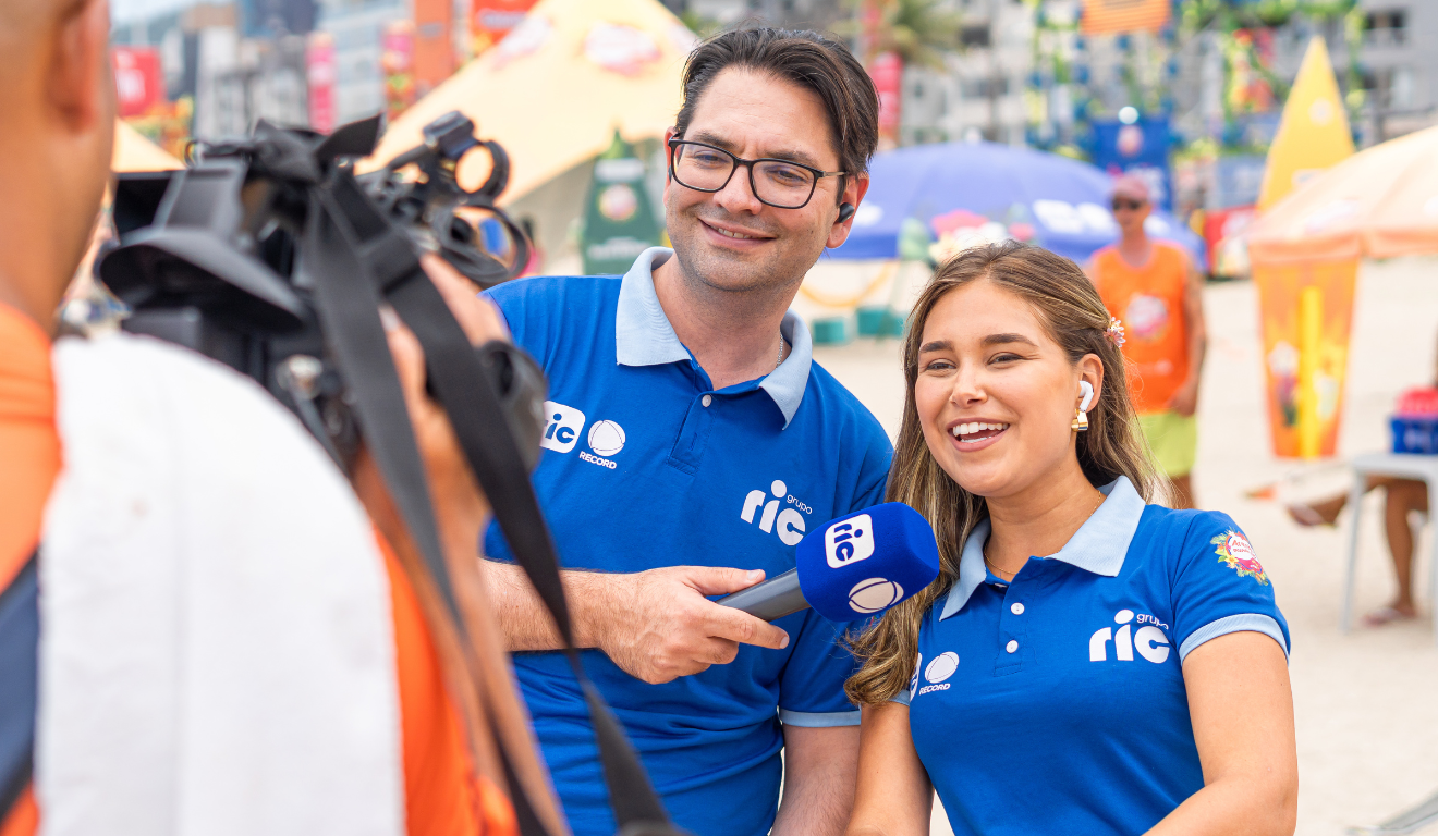 apresentadores da Ric RECORD, Guilherme Rivarolli e Fernanda Xavier, na Arena Mundo Ric