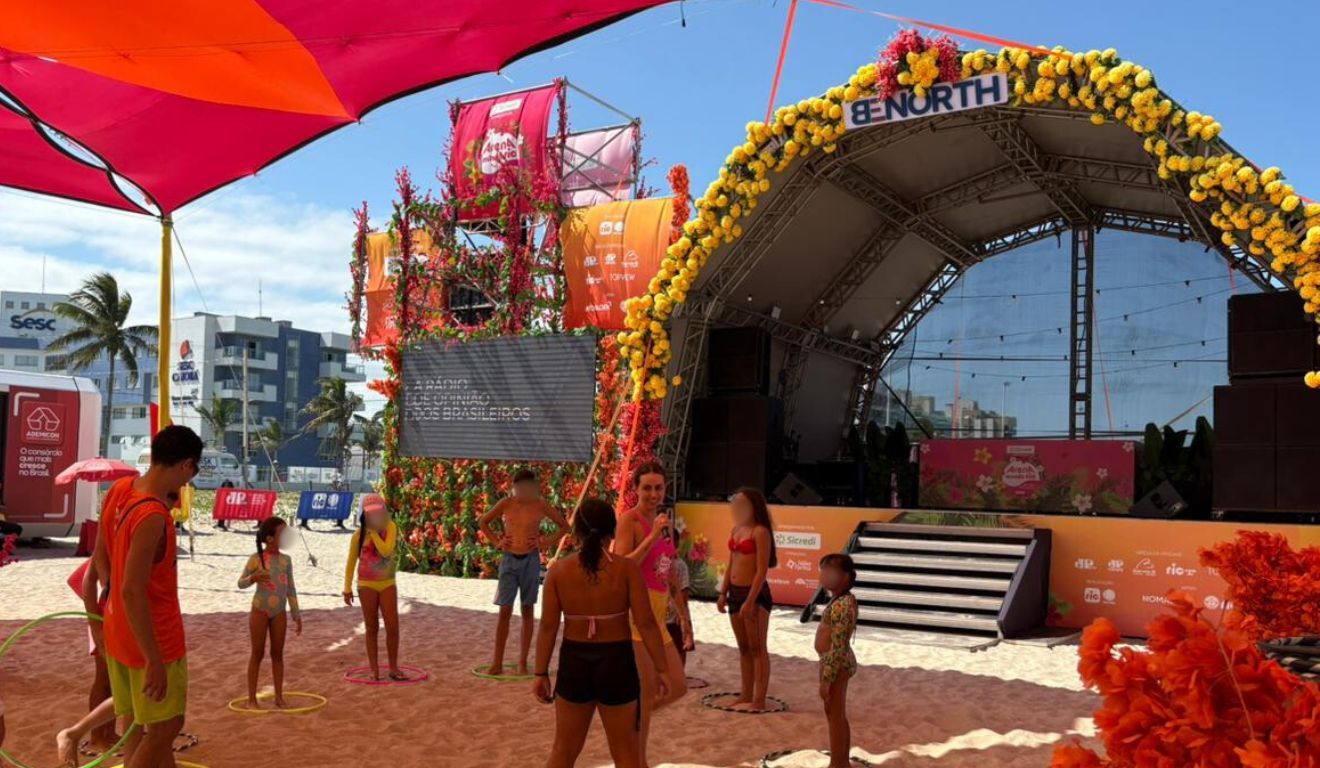 foto das crianças brincando na arena mundo ric