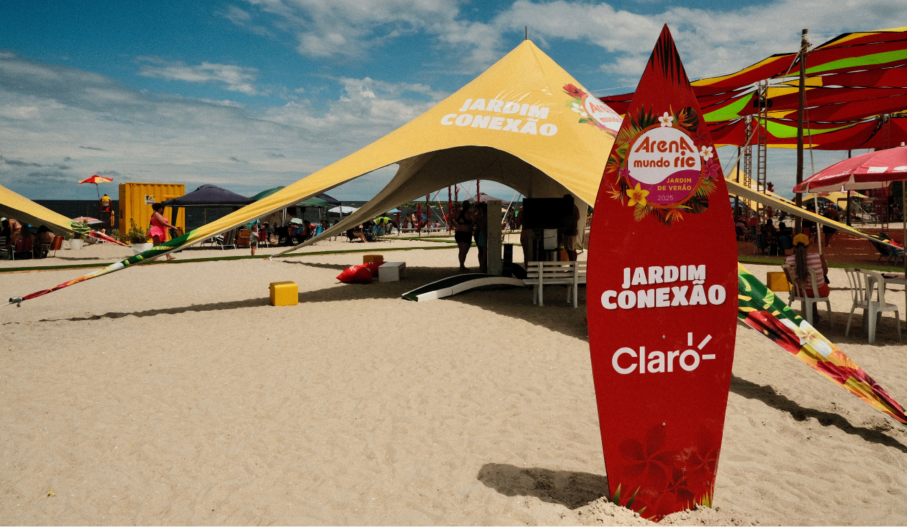 Jardim conexão da Rena Mundo Ric, com dia ensolarado, em Caiobá