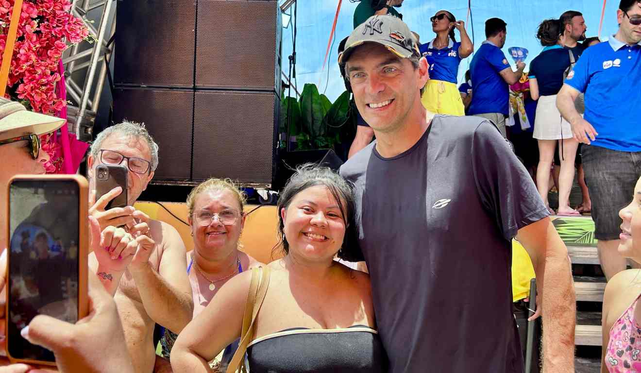 Giba tirando foto com fãs na Arena Mundo Ric