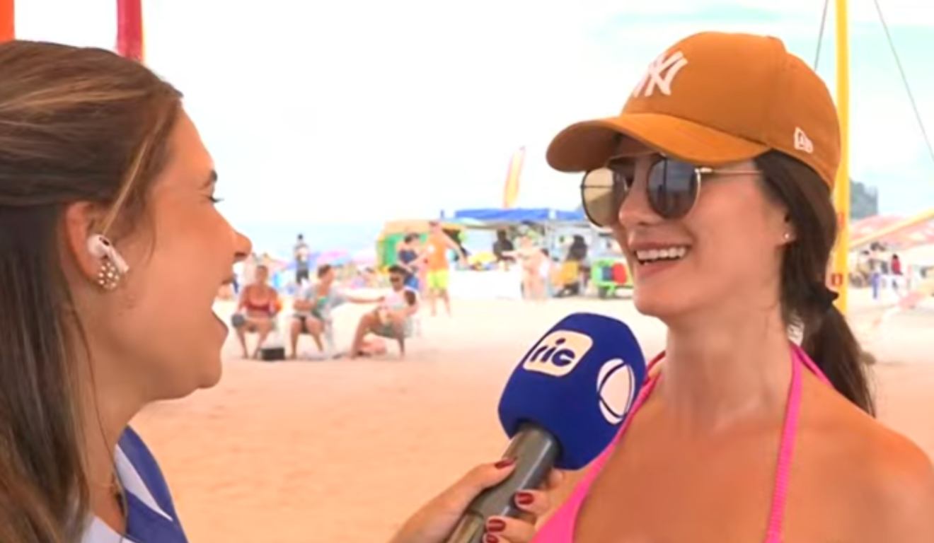 Repórter da Ric entrevistando veranista na Arena Mundo Ric