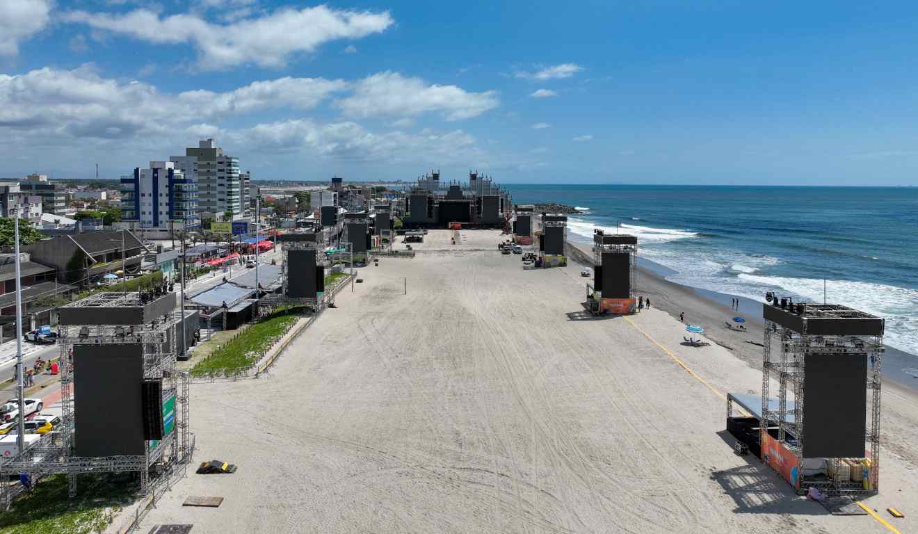 Vista a&eacute;rea da Arena de Shows do Ver&atilde;o Maior Paran&aacute; em Caiob&aacute;, no Litoral do estado