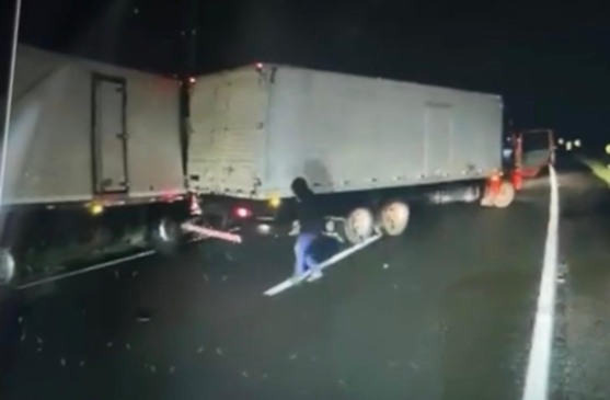 assalto carreta tombamento van BR-116