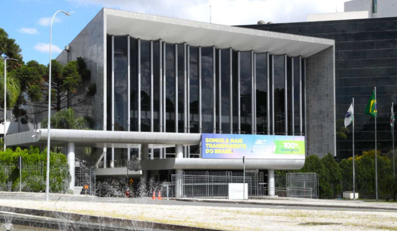 Fachada do prédio da Assembleia Legislativa do Paraná no Centro Cívico de Curitiba