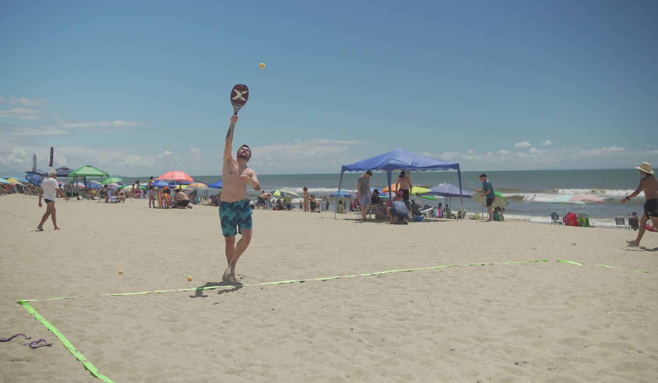 homem jogando beach tenis na arena mundo ric, em matinhos