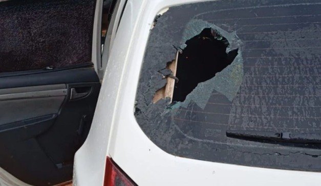 carro com marca de tiro