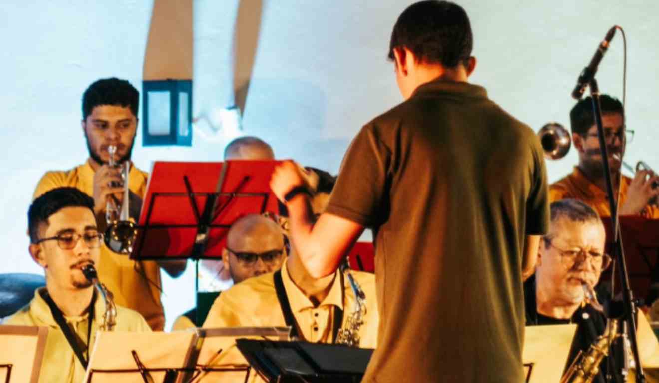 Big Belas Band durante apresentação em Paranaguá