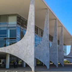 pal&aacute;cio do planalto onde foram instaladas grades antes da chegada de manifestantes da caminhada liderada por Nikolas
