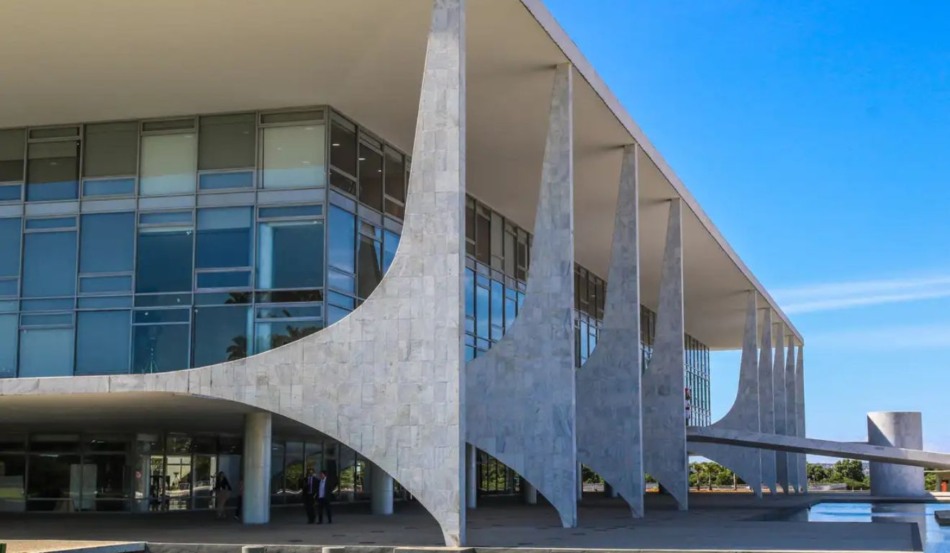 palácio do planalto onde foram instaladas grades antes da chegada de manifestantes da caminhada liderada por Nikolas