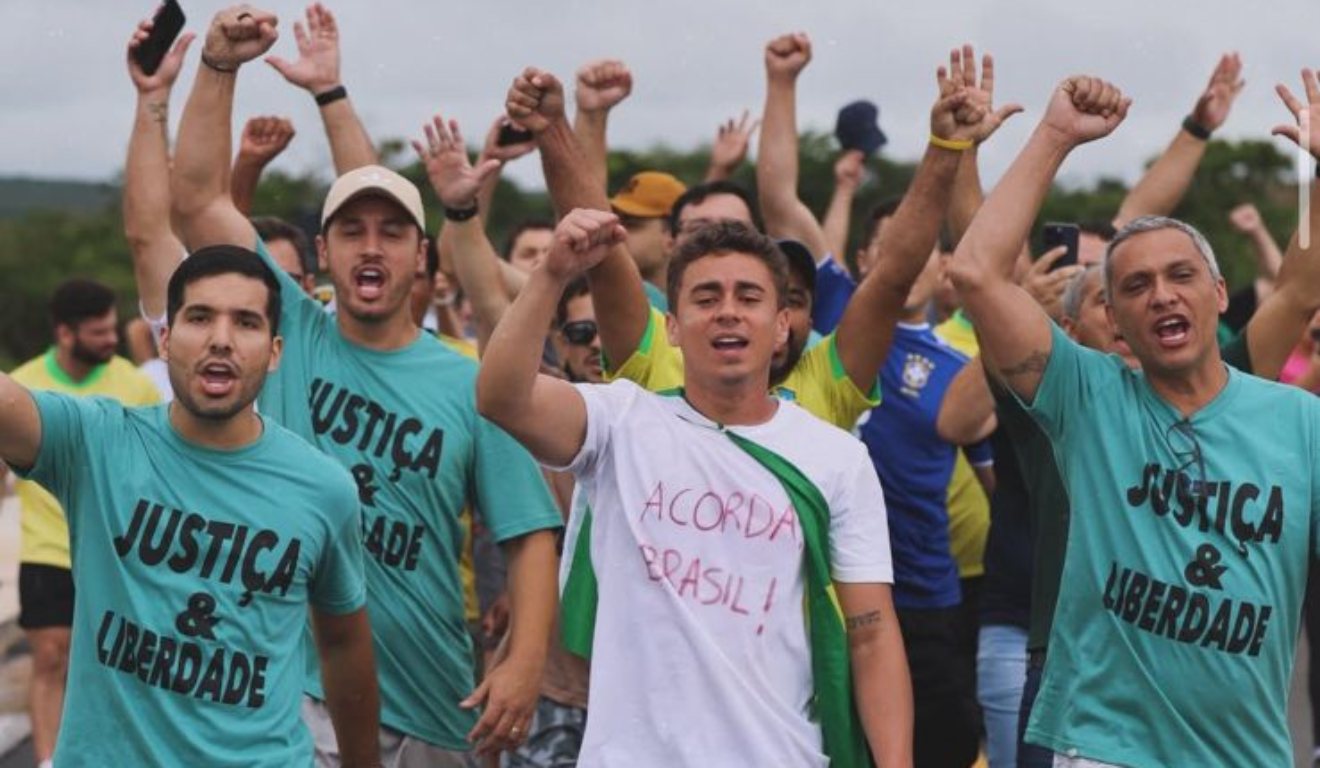 foto de nikolas ferreira e apoiadores em caminhada até brasília