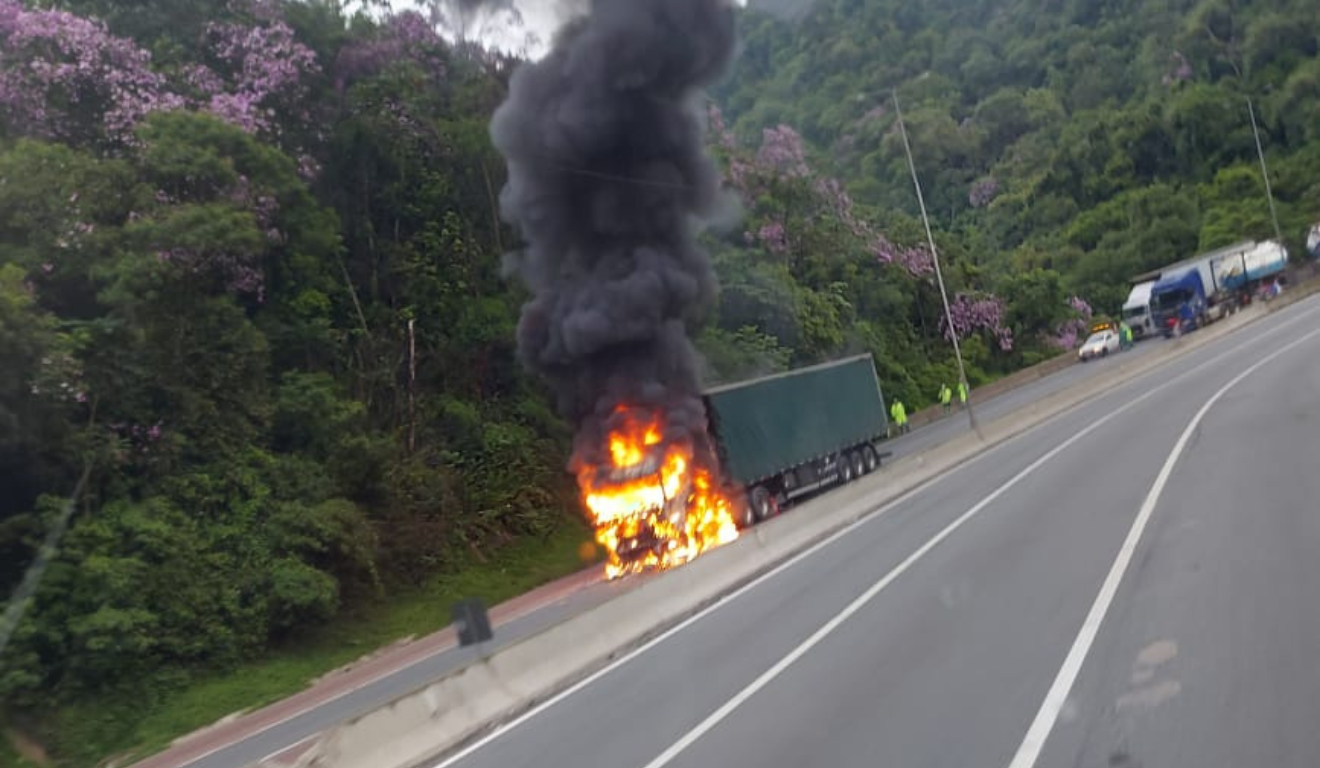 caminh&atilde;o que pegou fogo na BR-376