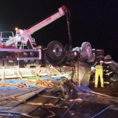 Caminh&atilde;o tombado na BR-476