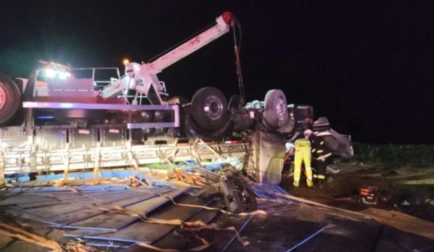 Caminhão tombado na BR-476