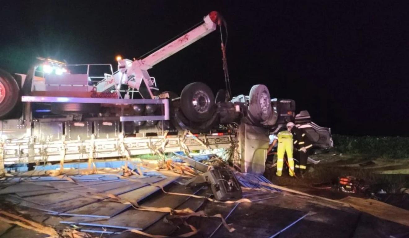 Caminhão tombado na BR-476