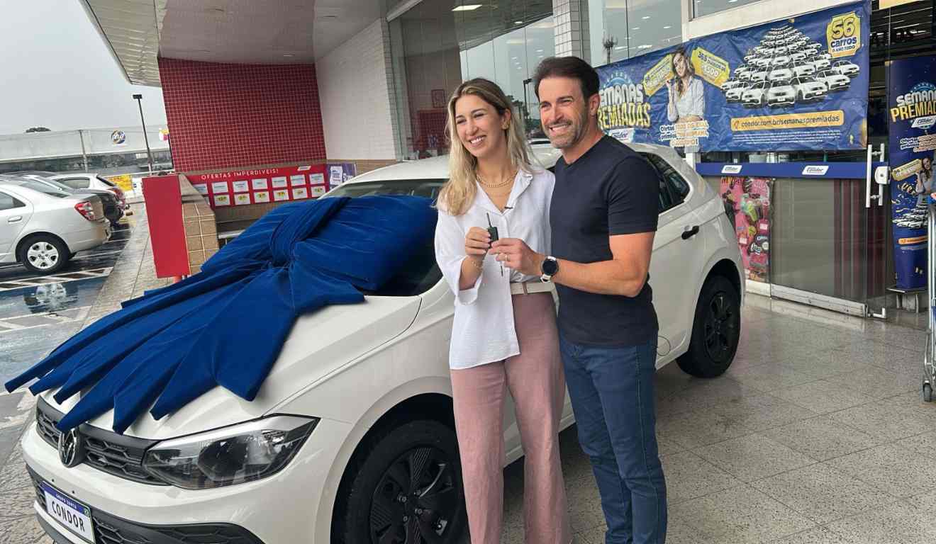 Mulher ganhando carro da Camapanha Semanas Premiadas