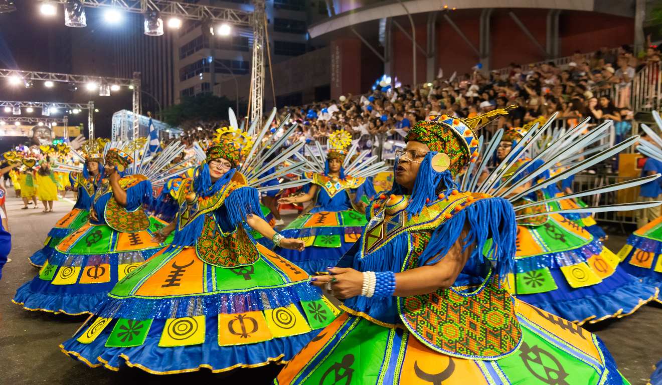 foto de desfile da escola de samba mocidade azul de curitiba