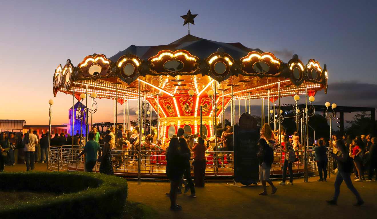 Carrossel do Parque Tanguá durante a noite
