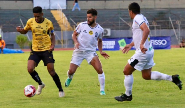 Cascavel e Galo Maringá se enfrentaram na noite deste domingo (11) pela segunda rodada do Paranaense.
