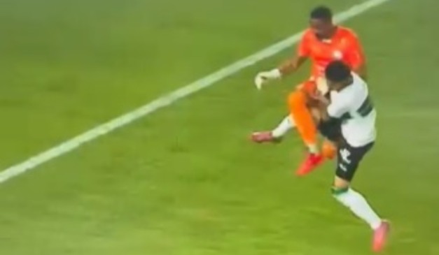 Momento do choque entre Lucas Crepaldi e o goleiro Diego Cardoso. (Foto: Reprodução/Canbal GOAT)