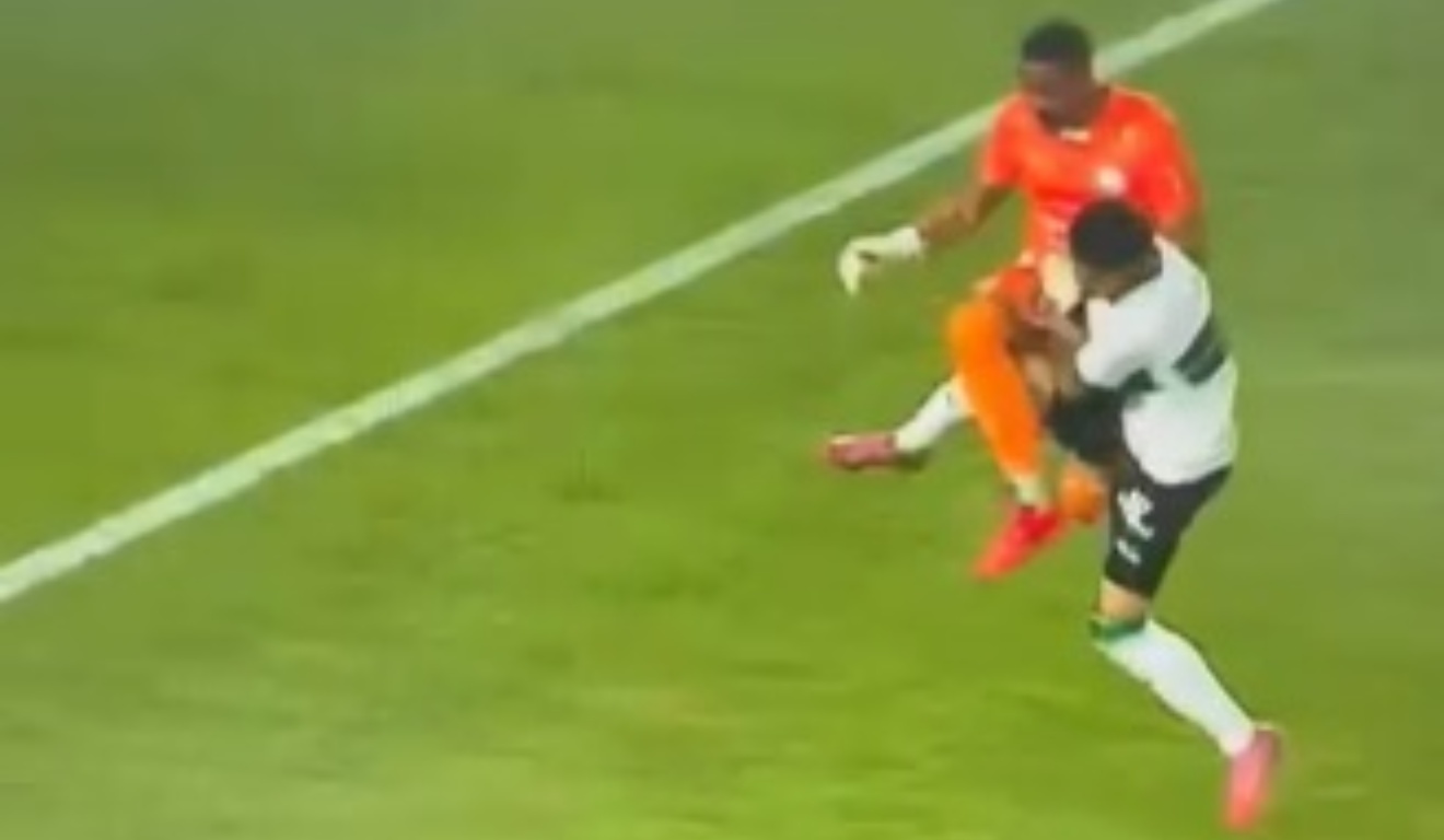 Momento do choque entre Lucas Crepaldi e o goleiro Diego Cardoso. (Foto: Reprodução/Canbal GOAT)