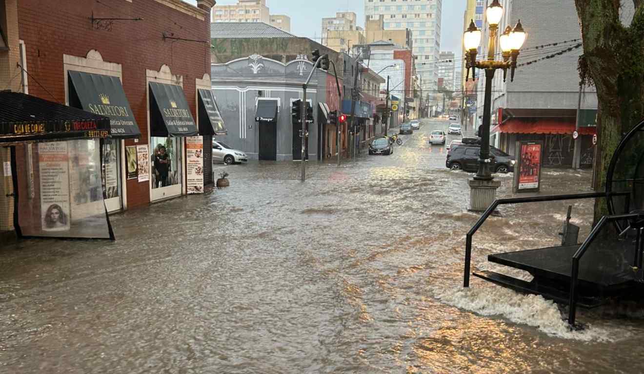 Rua alagada durante chuva em Curitiba