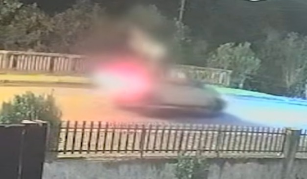 print de vídeo que Ciclista é atropelado, cai dentro de caçamba e acorda na garagem do motorista no Paraná