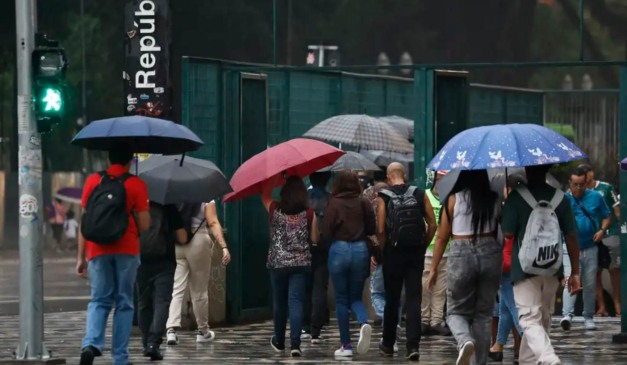 Moradores de São Paulo se protegem da chuva