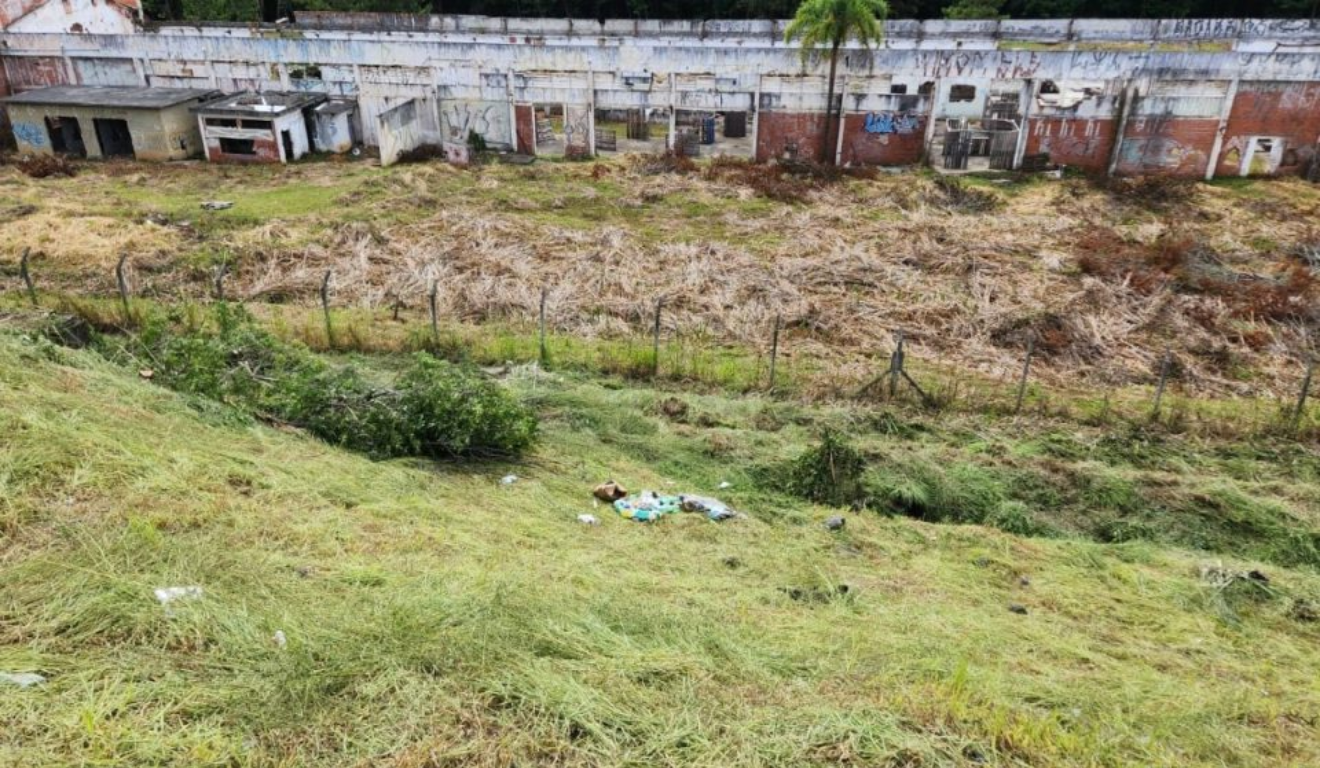 Foto do saco plástico no terreno onde o crânio humano foi encontrado no bairro Atuba, em Curitiba.
