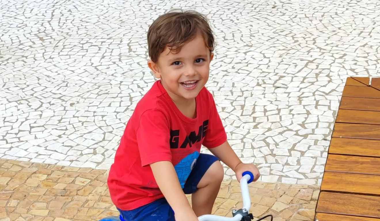 Mateus Garcia Abrão andando de bicicleta em foto compartilhada nas redes sociais