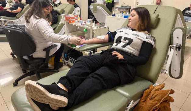 Mulher faz doação de sangue em ponto de coleta do Hemepar em Curitiba