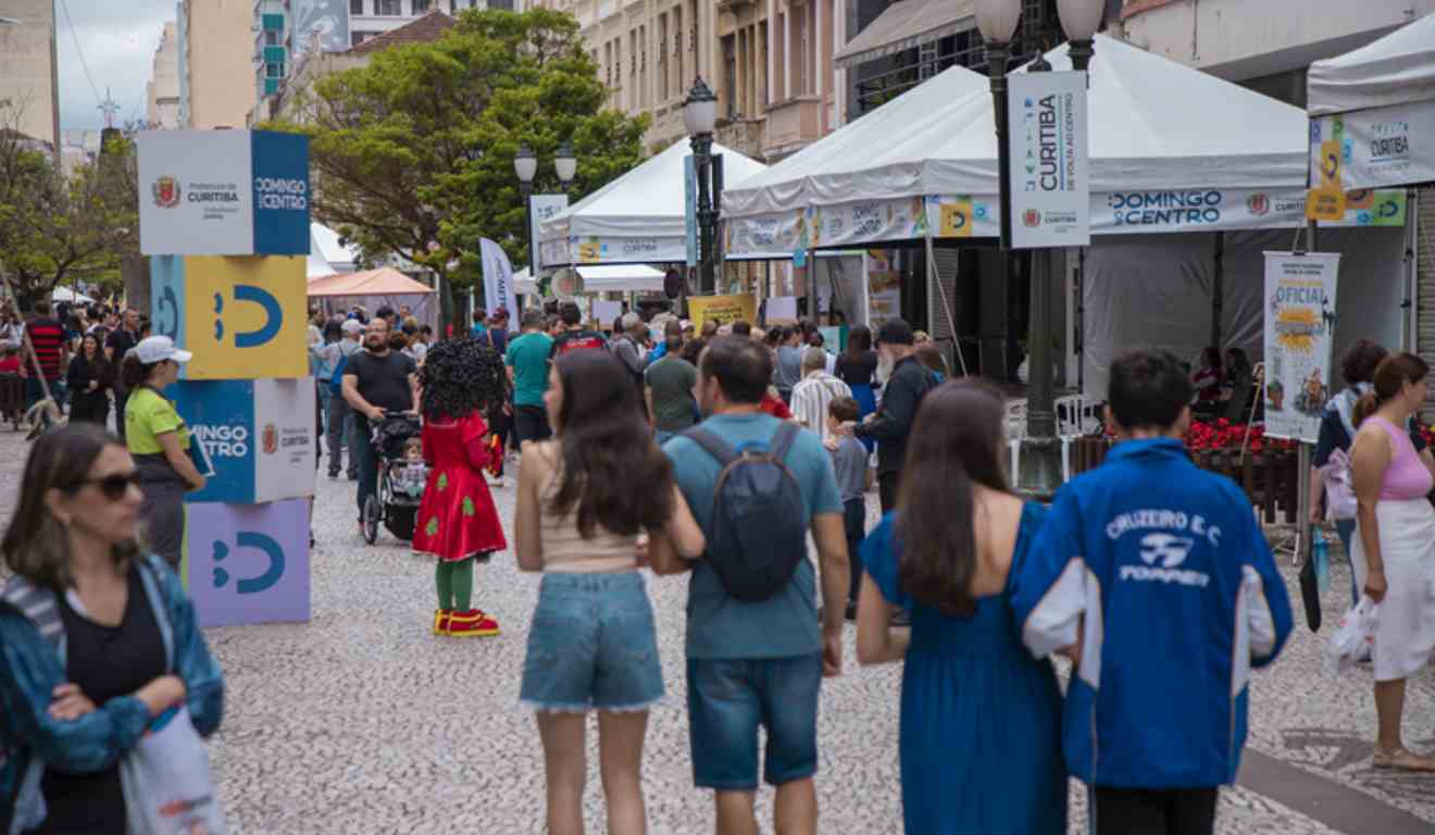 Domingo no Centro e pessoas transitando
