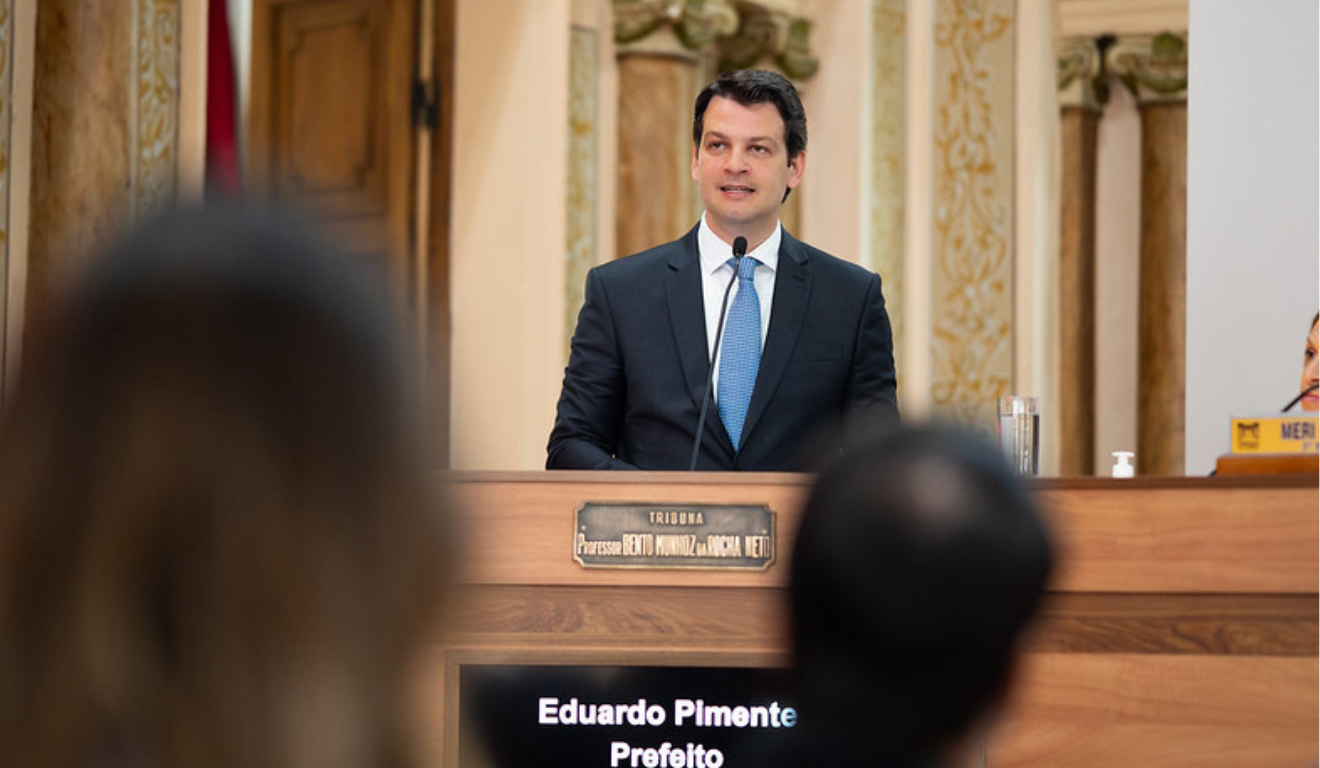 prefeito eduardo pimentel durante discurso na C&acirc;mara de Vereadores de Curitiba