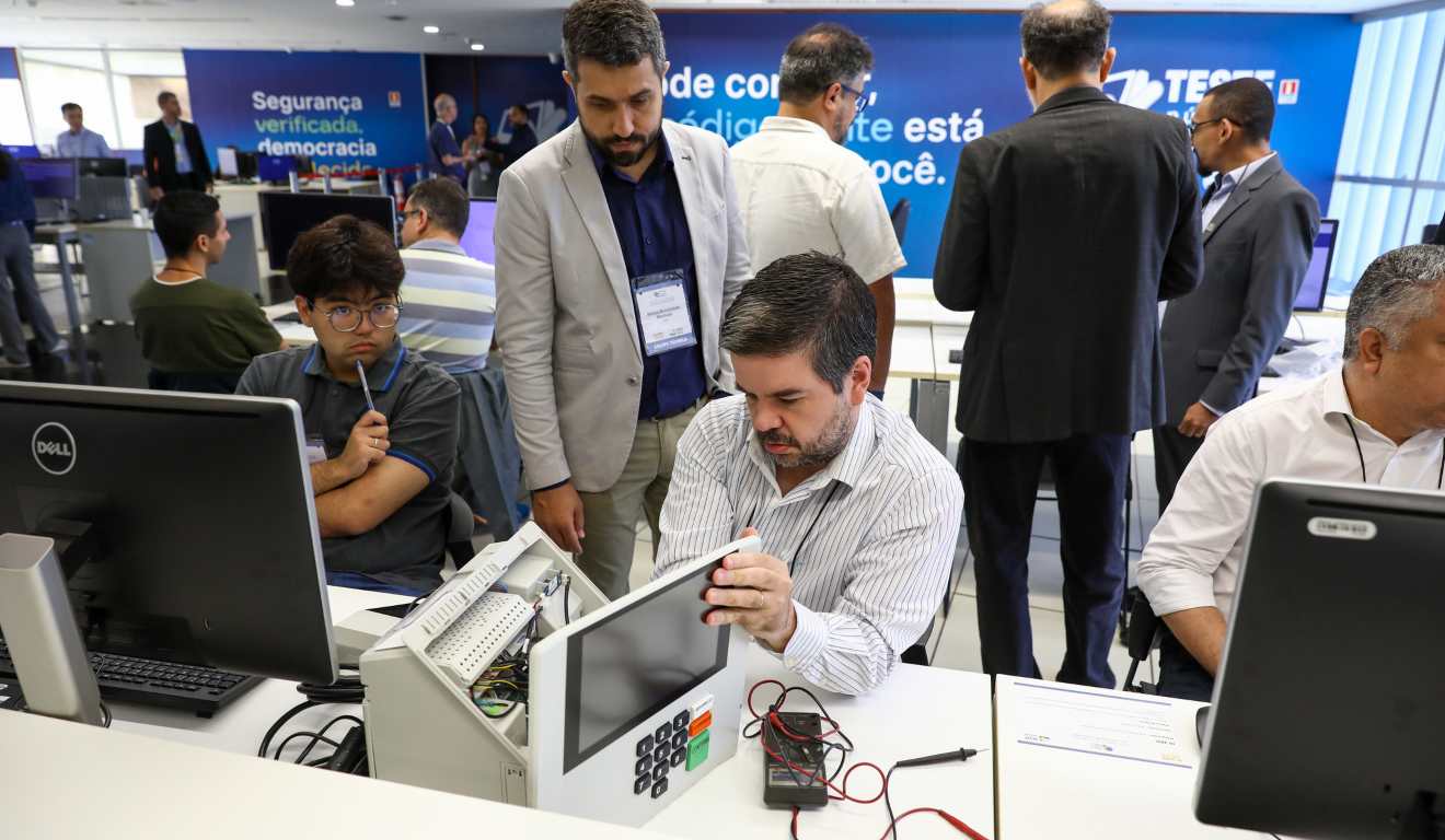 Cidadãos participam de teste público de segurança da urna eletrônica em dezembro de 2025, em Brasília