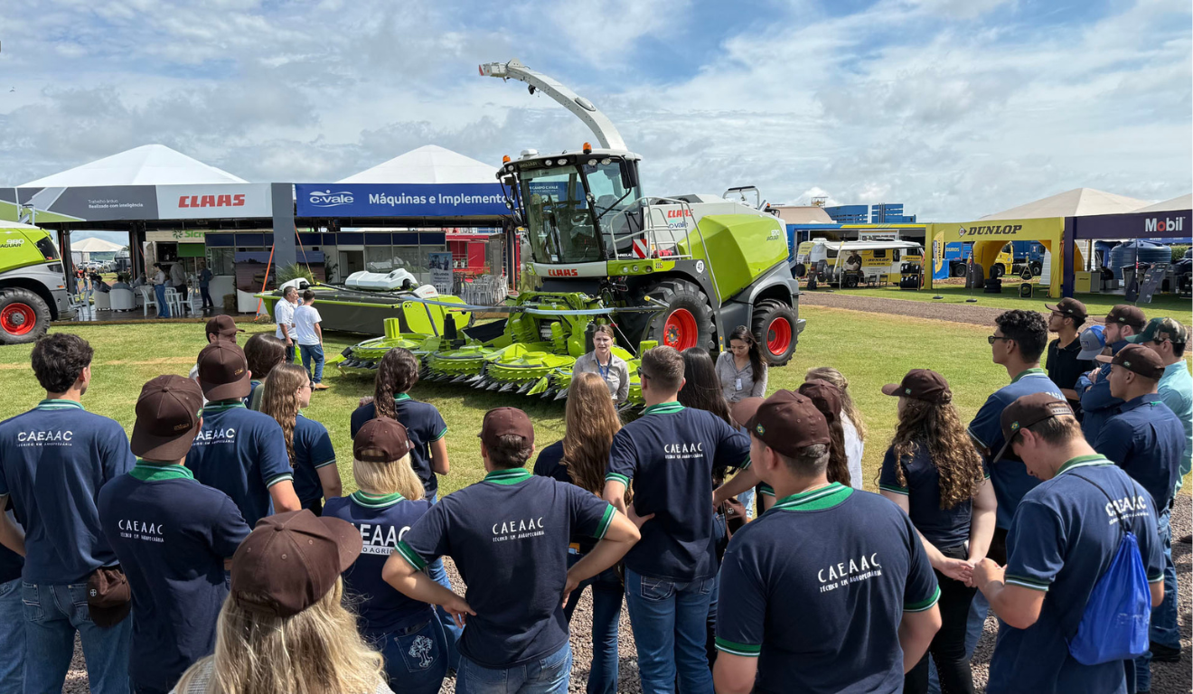 estudantes durante o dia de campo da c.vale